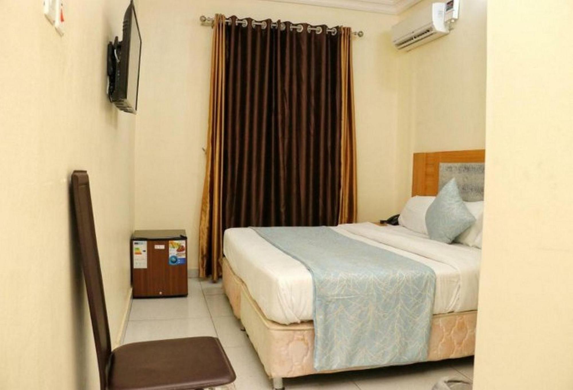 Room In Lodge - Bayse One Premium Hotel Ibadan Exteriör bild