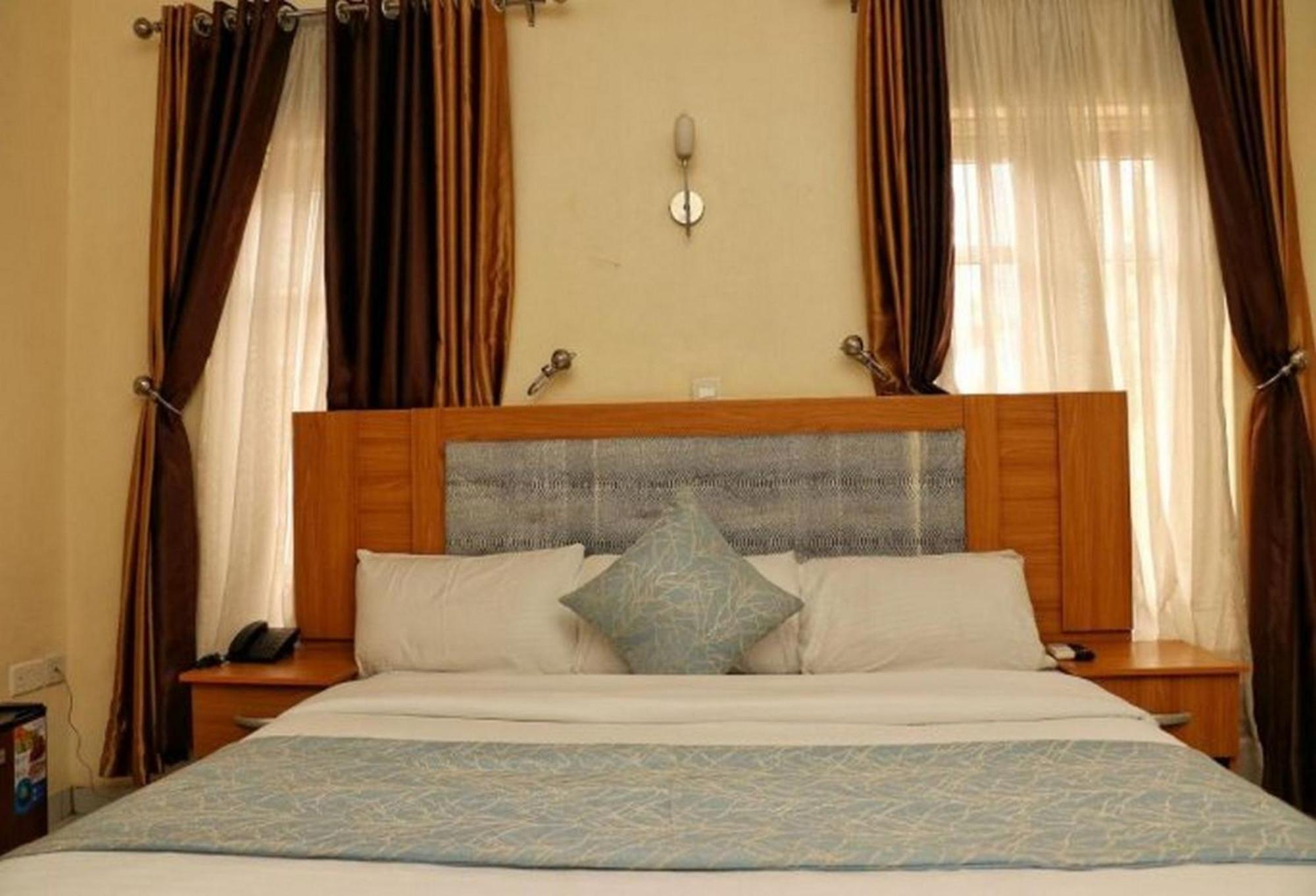 Room In Lodge - Bayse One Premium Hotel Ibadan Exteriör bild
