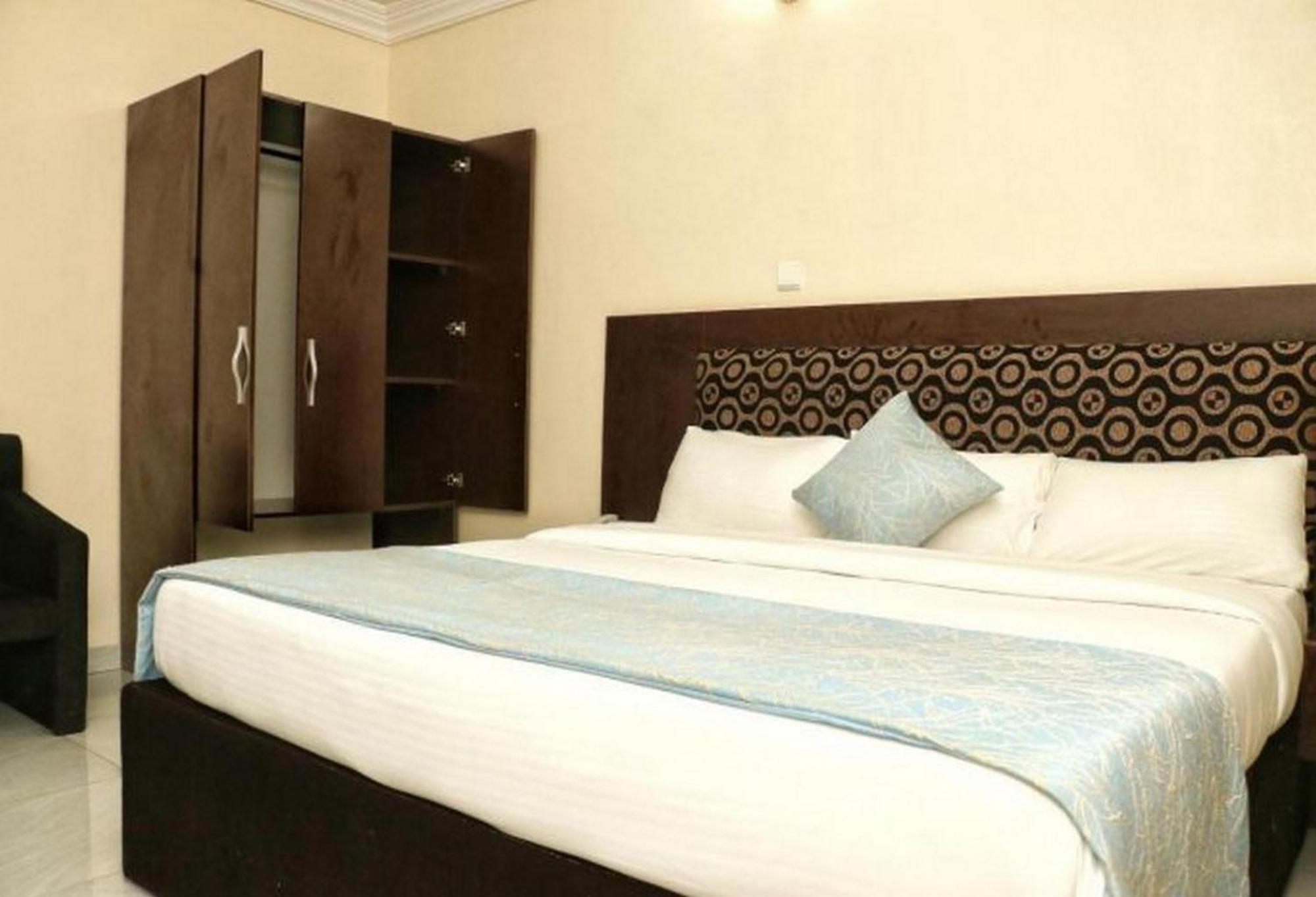 Room In Lodge - Bayse One Premium Hotel Ibadan Exteriör bild